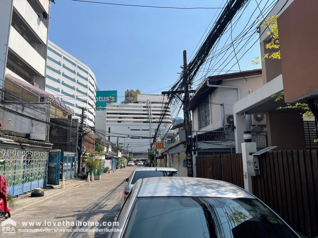 ขายบ้านทาวน์โฮม ซ.รัชดาภิเษก 3 แยก 1 (ซอยข้างสถานฑูตจีน) ใกล้MRT พระราม 9 พื้นที่ 39 ตรว. บ้านรีโนเวทใหม่ทั้งหลัง ภายในตกแต่งสวยงาม สภาพพร้อมอยู่