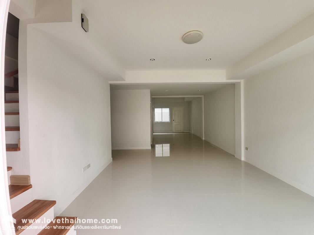 ขายทาวน์โฮม 3 ชั้น ซอยโกสุมรวมใจ44 ดอนเมือง พื้นที่ 23.3 ตรว. หน้ากว้างถึง 6 เมตร โครงการใหม่ ใกล้สนามบินดอนเมือง เพียง 7 กม. ใกล้สถานีรถไฟฟ้าสายสีแดง บ้านสวยน่าอยู่ ราคาถูก