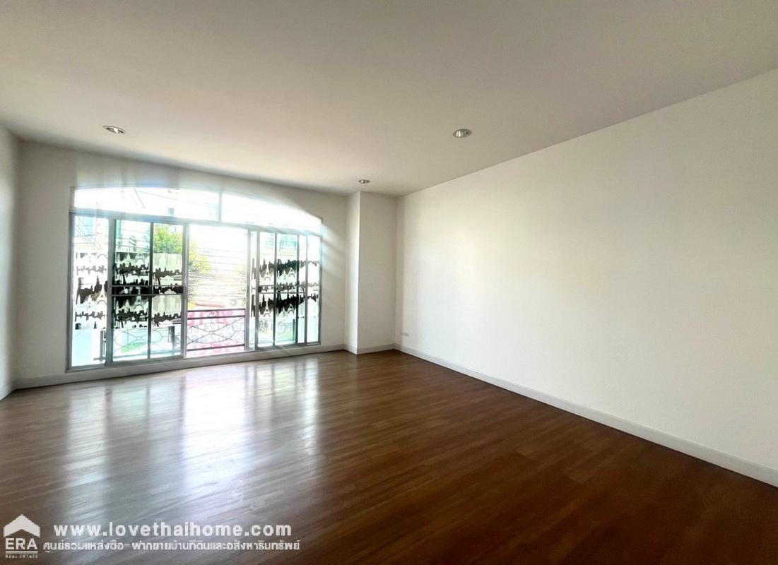 ขายทาวน์โฮม 3 ชั้น บ้านกลางเมือง เดอะรอยัล โมนาโค ศรีนครินทร์-พัฒนาการ ซ.ศรีนครินทร์24 พื้นที่ 25.4 ตรว. ใกล้ซีคอนสแควร์ และ รถไฟฟ้าสายสีเหลือง สถานีศรีนุช