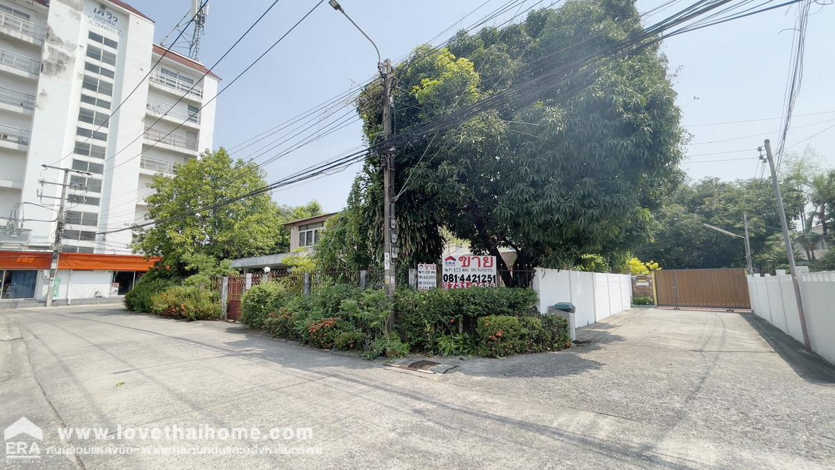 ขายที่ดินแถมบ้านซอยลาดพร้าว113 พื้นที่102ตรว. แปลงมุม ติดถนน3ด้าน ขายเพียง9 ล้าน ปากซอยเป็นสถานีรถไฟฟ้าสายสีเหลือง สถานีบางกะปิ สภาพแวดล้อมดี เหมาะปลูกบ้านหรือทำออฟฟิต