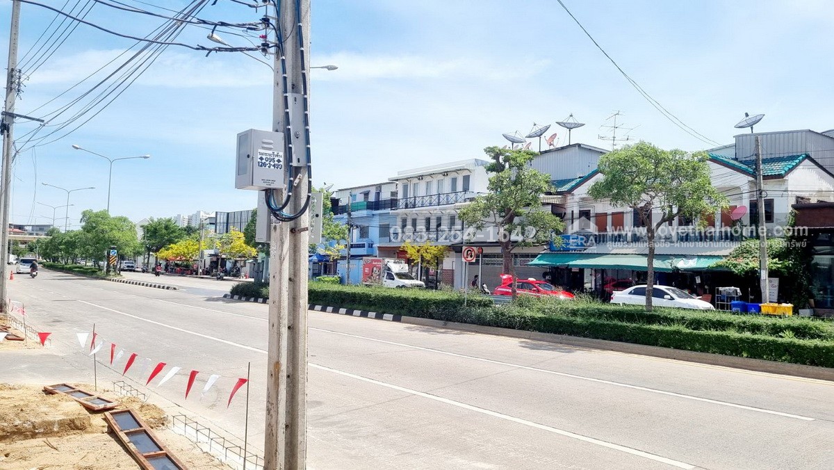 ขายตึกแถว3ชั้น 4คูหา ติดถนนยานนาวา พื้นที่37.1ตรว.ขายเพียงแค่18.5ล้านเท่านั้น กล้ารับประกันเลยว่าขายถูกกว่าหลังอื่นๆในถนนเส้นนี้แล้วครับ พูดจริงๆไม่ได้โม้