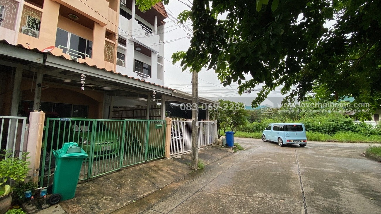 ขายทาวน์โฮม 3 ชั้น หมู่บ้านสัมมากร รามคำแหง 112 พื้นที่ 22.5 ตรว. หน้าหมู่บ้านมีรถไฟฟ้าสายสีส้ม-สถานีสัมมากร จอดรถได้ 2 คัน  