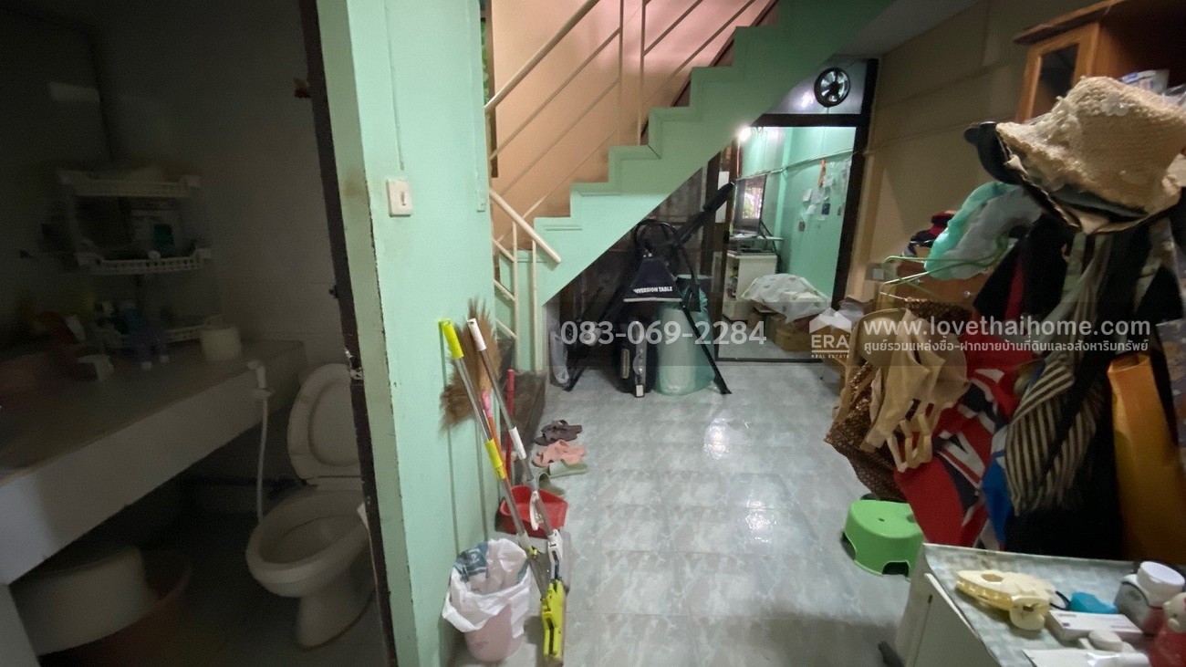 ขายทาวน์โฮม 3 ชั้น หมู่บ้านสัมมากร รามคำแหง 112 พื้นที่ 22.5 ตรว. หน้าหมู่บ้านมีรถไฟฟ้าสายสีส้ม-สถานีสัมมากร จอดรถได้ 2 คัน  