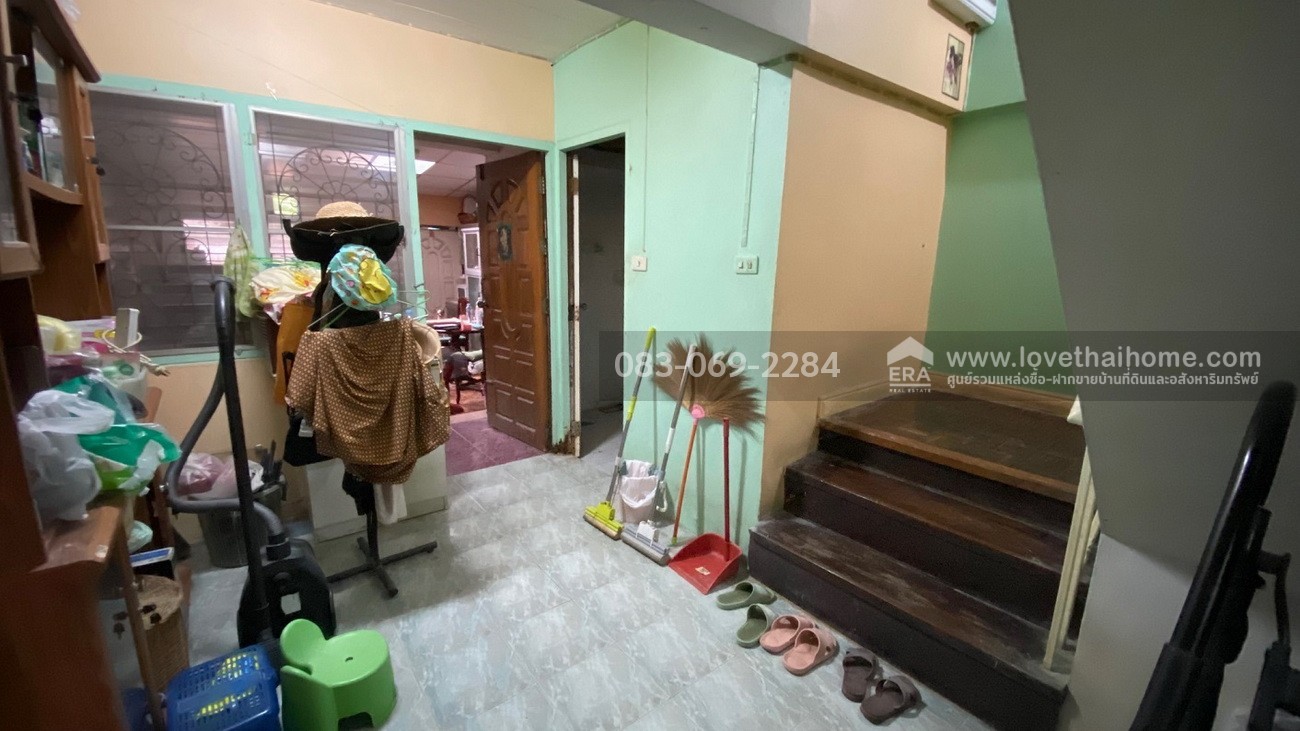ขายทาวน์โฮม 3 ชั้น หมู่บ้านสัมมากร รามคำแหง 112 พื้นที่ 22.5 ตรว. หน้าหมู่บ้านมีรถไฟฟ้าสายสีส้ม-สถานีสัมมากร จอดรถได้ 2 คัน  
