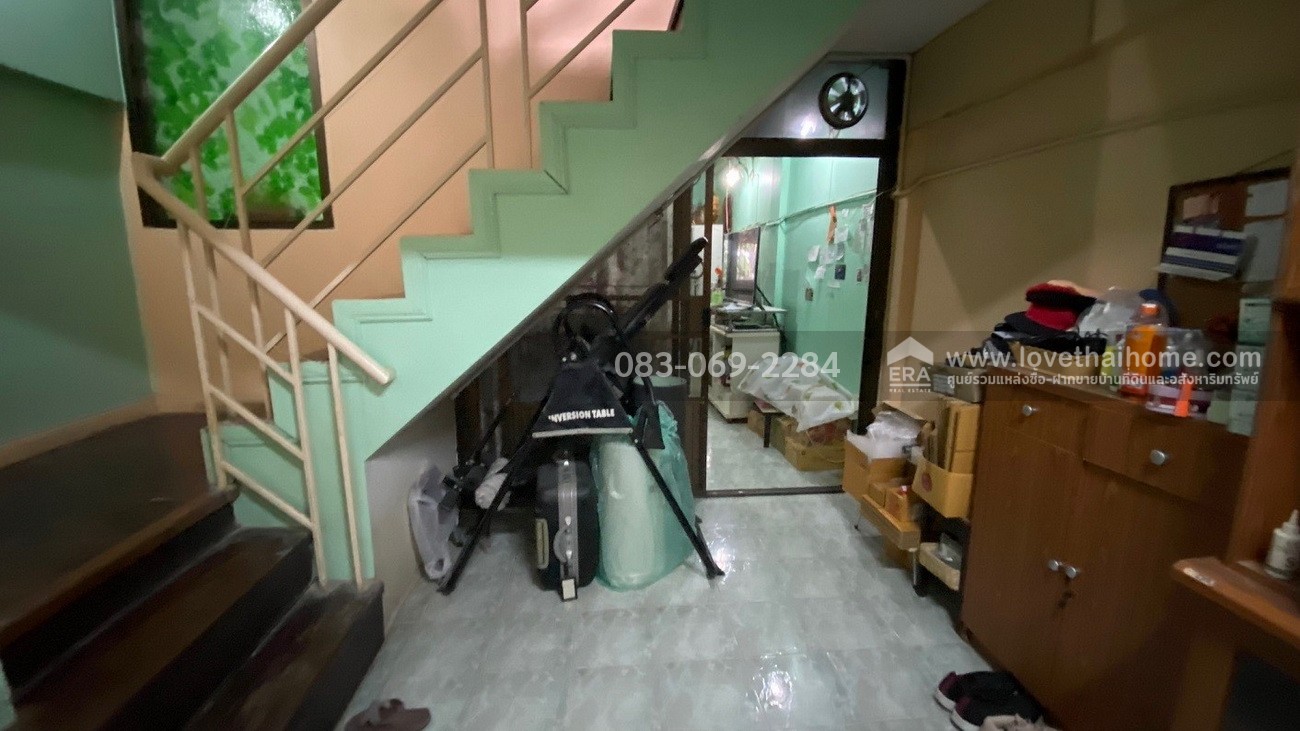 ขายทาวน์โฮม 3 ชั้น หมู่บ้านสัมมากร รามคำแหง 112 พื้นที่ 22.5 ตรว. หน้าหมู่บ้านมีรถไฟฟ้าสายสีส้ม-สถานีสัมมากร จอดรถได้ 2 คัน  