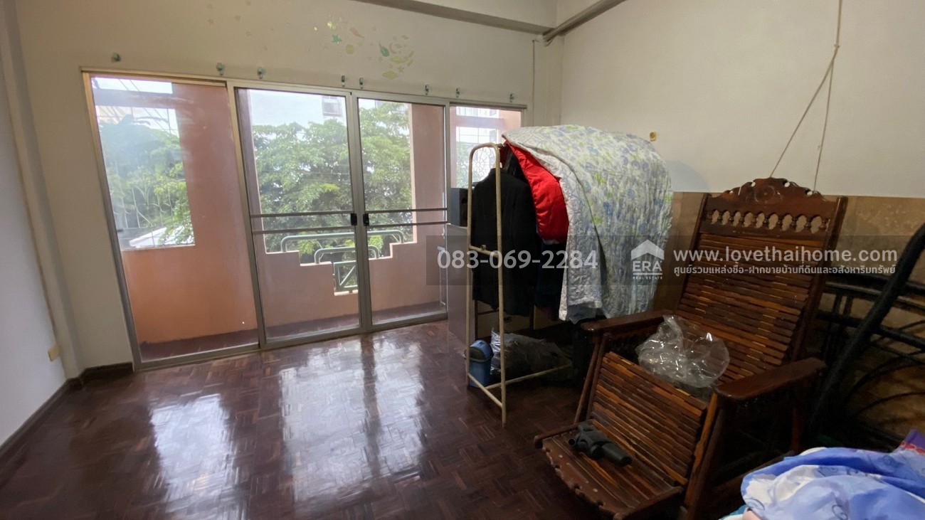 ขายทาวน์โฮม 3 ชั้น หมู่บ้านสัมมากร รามคำแหง 112 พื้นที่ 22.5 ตรว. หน้าหมู่บ้านมีรถไฟฟ้าสายสีส้ม-สถานีสัมมากร จอดรถได้ 2 คัน  