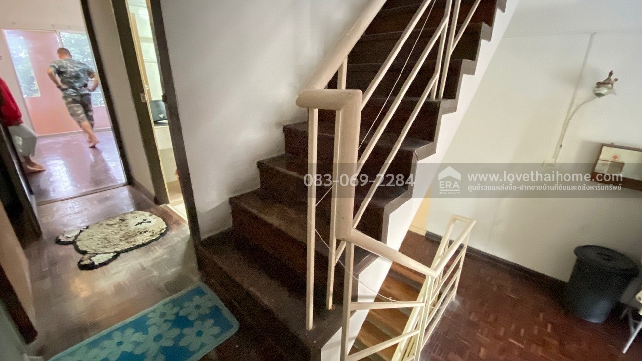 ขายทาวน์โฮม 3 ชั้น หมู่บ้านสัมมากร รามคำแหง 112 พื้นที่ 22.5 ตรว. หน้าหมู่บ้านมีรถไฟฟ้าสายสีส้ม-สถานีสัมมากร จอดรถได้ 2 คัน  