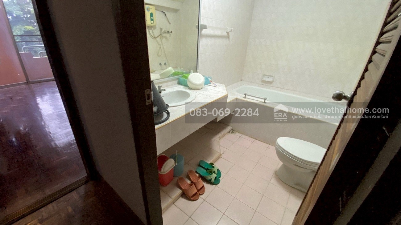 ขายทาวน์โฮม 3 ชั้น หมู่บ้านสัมมากร รามคำแหง 112 พื้นที่ 22.5 ตรว. หน้าหมู่บ้านมีรถไฟฟ้าสายสีส้ม-สถานีสัมมากร จอดรถได้ 2 คัน  