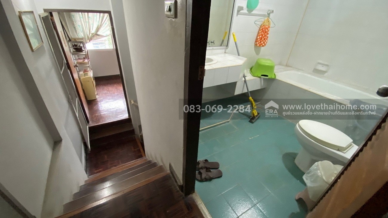 ขายทาวน์โฮม 3 ชั้น หมู่บ้านสัมมากร รามคำแหง 112 พื้นที่ 22.5 ตรว. หน้าหมู่บ้านมีรถไฟฟ้าสายสีส้ม-สถานีสัมมากร จอดรถได้ 2 คัน  