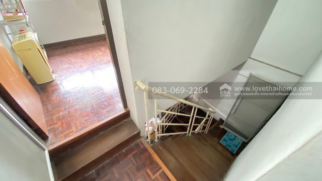 ขายทาวน์โฮม 3 ชั้น หมู่บ้านสัมมากร รามคำแหง 112 พื้นที่ 22.5 ตรว. หน้าหมู่บ้านมีรถไฟฟ้าสายสีส้ม-สถานีสัมมากร จอดรถได้ 2 คัน  