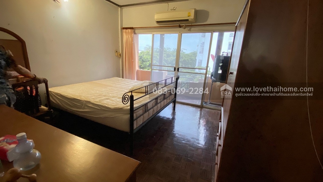 ขายทาวน์โฮม 3 ชั้น หมู่บ้านสัมมากร รามคำแหง 112 พื้นที่ 22.5 ตรว. หน้าหมู่บ้านมีรถไฟฟ้าสายสีส้ม-สถานีสัมมากร จอดรถได้ 2 คัน  