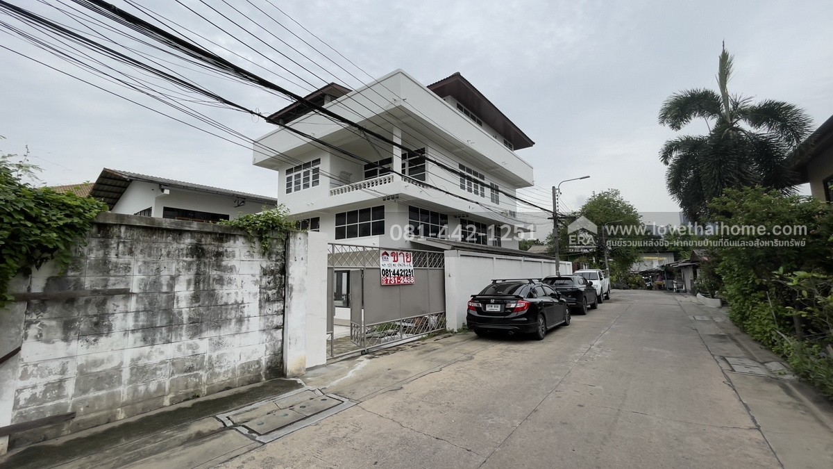 ขายบ้านเดี่ยว4ชั้น ย่านสนามบินน้ำ ซอยนนทบุรี26 พื้นที่128ตรว. ขายเพียงแค่12ล้าน เข้าซอยเพียงแค่200เมตรเท่านั้น เหมาะทำร้านอาหาร เพราะมีที่จอดรถเพียบ ขายถูกโคตรๆ ถ้าสนใจราคาพอลดได้อีกหน่อยค่ะ
