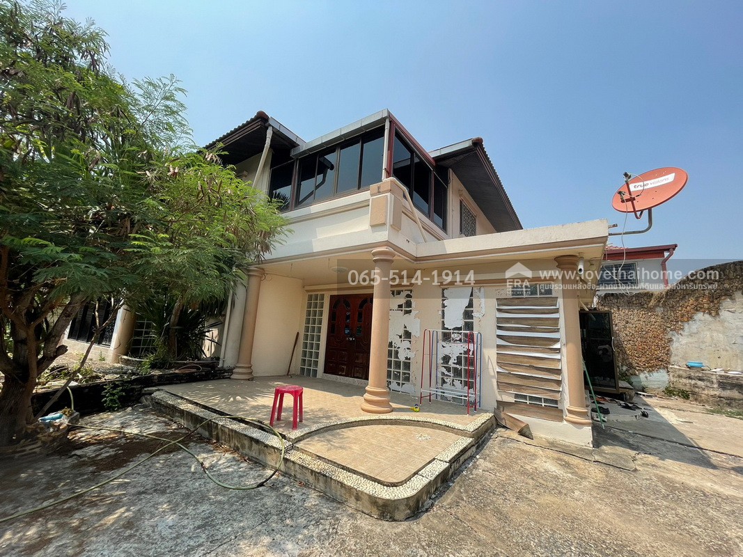 ขายด่วน บ้านเดี่ยว หมู่บ้านสินธร รังสิต ต.บางพูน ปทมุธานี ขายถูก ซื้อ 1 หลัง แถม 1 หลัง ลดราคาเหลือ 5.8 ล้านบาท เนื้อที่รวม 153 ตรว. พื้นที่ใช้สอยรวม 288 ตรม. ทำเลดี ใกล้สวนสาธารณะ บึง สระว่ายน้ำ หันหน้าไปทางทิศตะวันตกเฉียงใต้