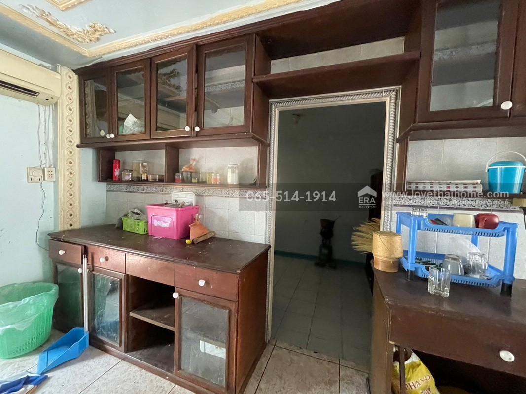 ขายด่วน บ้านเดี่ยว หมู่บ้านสินธร รังสิต ต.บางพูน ปทมุธานี ขายถูก ซื้อ 1 หลัง แถม 1 หลัง ลดราคาเหลือ 5.8 ล้านบาท เนื้อที่รวม 153 ตรว. พื้นที่ใช้สอยรวม 288 ตรม. ทำเลดี ใกล้สวนสาธารณะ บึง สระว่ายน้ำ หันหน้าไปทางทิศตะวันตกเฉียงใต้