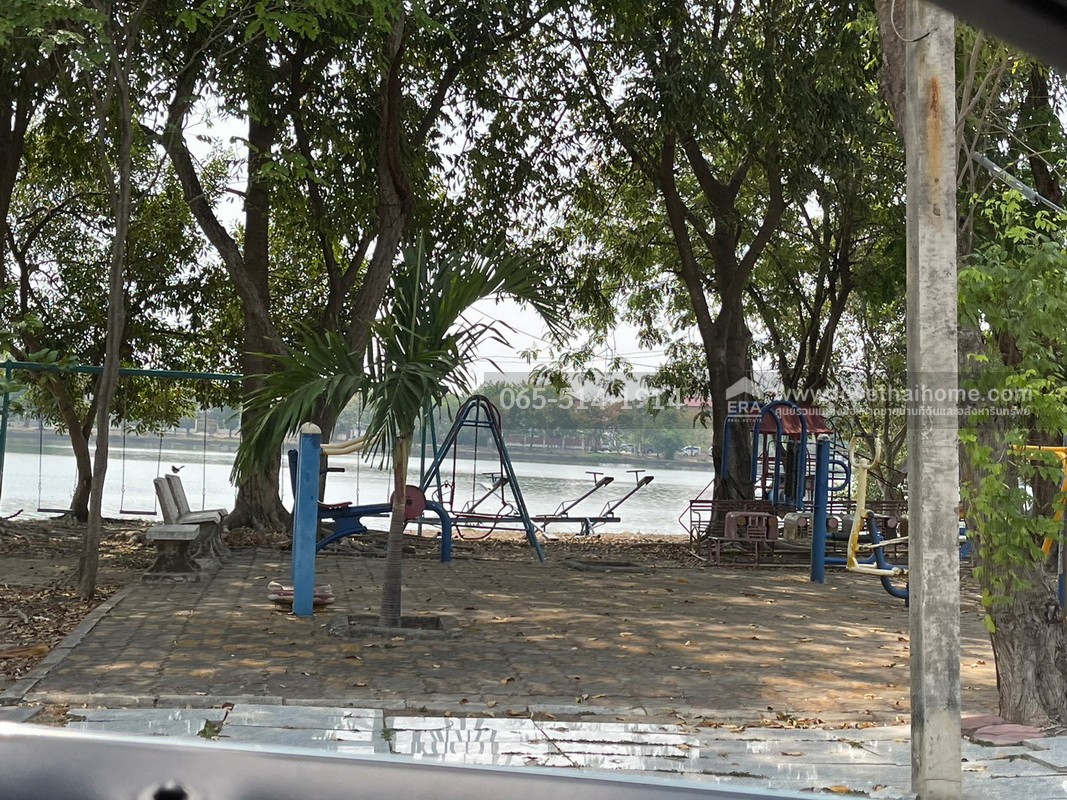 ขายด่วน บ้านเดี่ยว หมู่บ้านสินธร รังสิต ต.บางพูน ปทมุธานี ขายถูก ซื้อ 1 หลัง แถม 1 หลัง ลดราคาเหลือ 5.8 ล้านบาท เนื้อที่รวม 153 ตรว. พื้นที่ใช้สอยรวม 288 ตรม. ทำเลดี ใกล้สวนสาธารณะ บึง สระว่ายน้ำ หันหน้าไปทางทิศตะวันตกเฉียงใต้