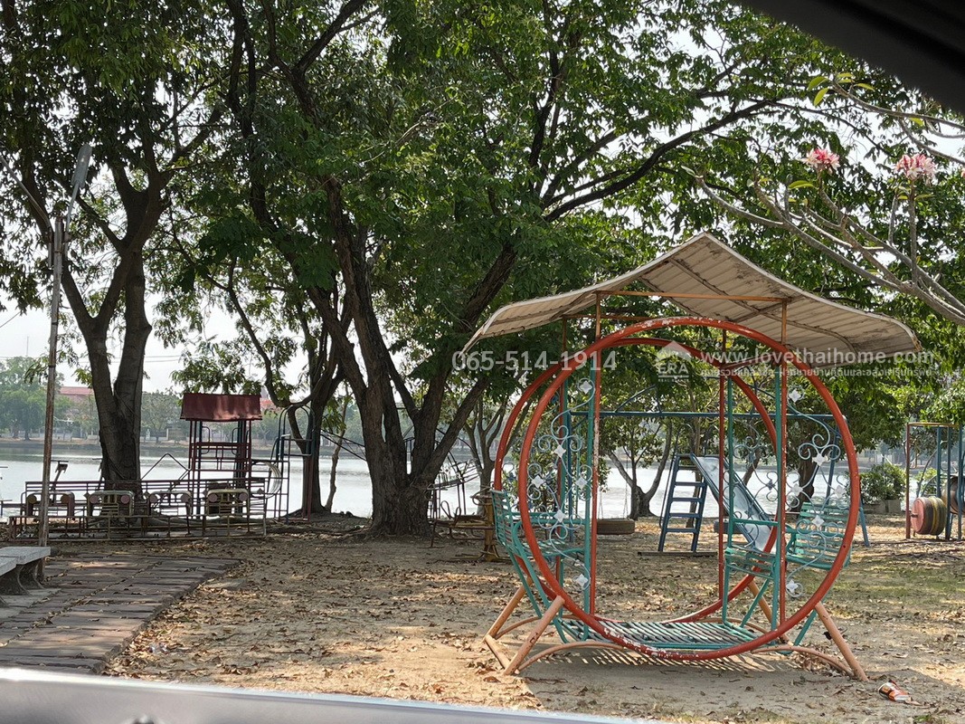 ขายด่วน บ้านเดี่ยว หมู่บ้านสินธร รังสิต ต.บางพูน ปทมุธานี ขายถูก ซื้อ 1 หลัง แถม 1 หลัง ลดราคาเหลือ 5.8 ล้านบาท เนื้อที่รวม 153 ตรว. พื้นที่ใช้สอยรวม 288 ตรม. ทำเลดี ใกล้สวนสาธารณะ บึง สระว่ายน้ำ หันหน้าไปทางทิศตะวันตกเฉียงใต้