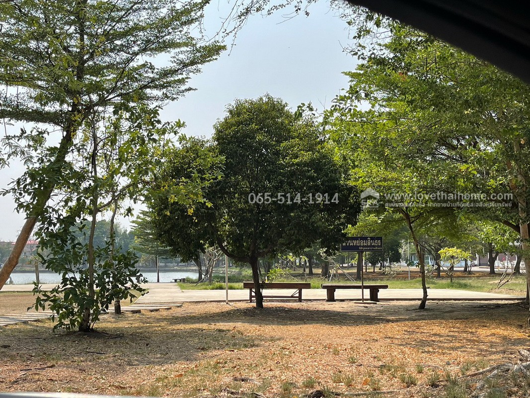 ขายด่วน บ้านเดี่ยว หมู่บ้านสินธร รังสิต ต.บางพูน ปทมุธานี ขายถูก ซื้อ 1 หลัง แถม 1 หลัง ลดราคาเหลือ 5.8 ล้านบาท เนื้อที่รวม 153 ตรว. พื้นที่ใช้สอยรวม 288 ตรม. ทำเลดี ใกล้สวนสาธารณะ บึง สระว่ายน้ำ หันหน้าไปทางทิศตะวันตกเฉียงใต้