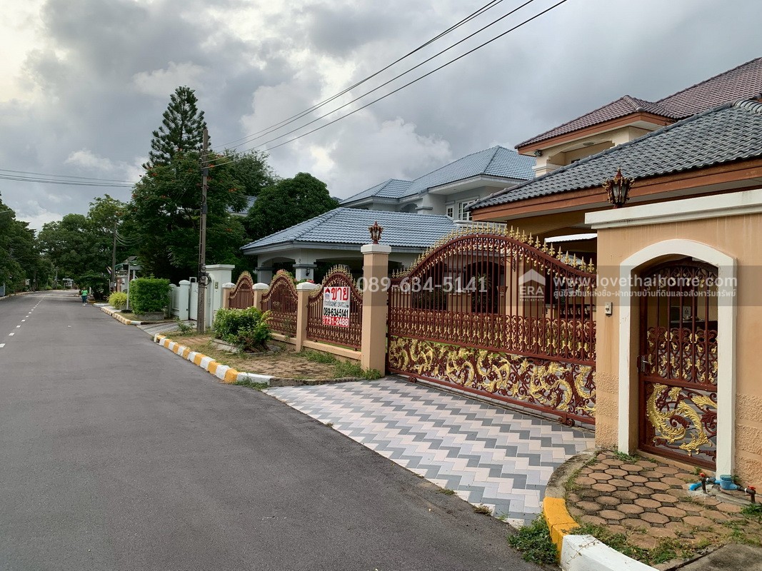 ขายบ้านเดี่ยว 2 ชั้น หมู่บ้านมัณฑนา ถนนศรีนครินทร์ เนื้อที่ 123.4 ตรว. บ้านสวยพร้อมเข้าอยู่ ห่างจากรถไฟฟ้า BTS สถานีศรีนครินทร์ ไม่เกิน 10 นาที บ้านพร้อมเฟอร์นิเจอร์ Built inไม้สัก ราคาถูกมากหาไม่ได้แล้ว
