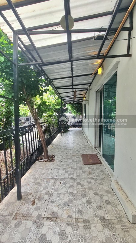 ขายทาวน์เฮ้าส์ 2 ชั้น หมู่บ้านพฤกษาวิลล์50 ถนนรามคำแหง ซอยมิสทีน หลังมุม พื้นที่ 25.4 ตรว. ใกล้รถไฟฟ้าสายสีส้ม สถานีราษฎร์พัฒนา ต่อเติมเต็มพื้นที่ แถมแอร์ 4 เครื่อง พร้อมอยู่