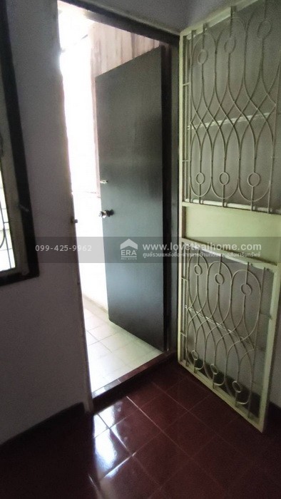 ขายทาวน์เฮ้าส์ ซ.ลาดพร้าว 101 แยก 34 หมู่บ้านชวนชม ใกล้รถไฟฟ้าสถานีลาดพร้าว 101 บ้าน 23.8 ตร.วา ต่อเติมตัวบ้าน เข้า-ออกหลายทาง: ถ.นวมินทร์, ถ.โพธิ์แก้ว,ถ.รามคำแหง