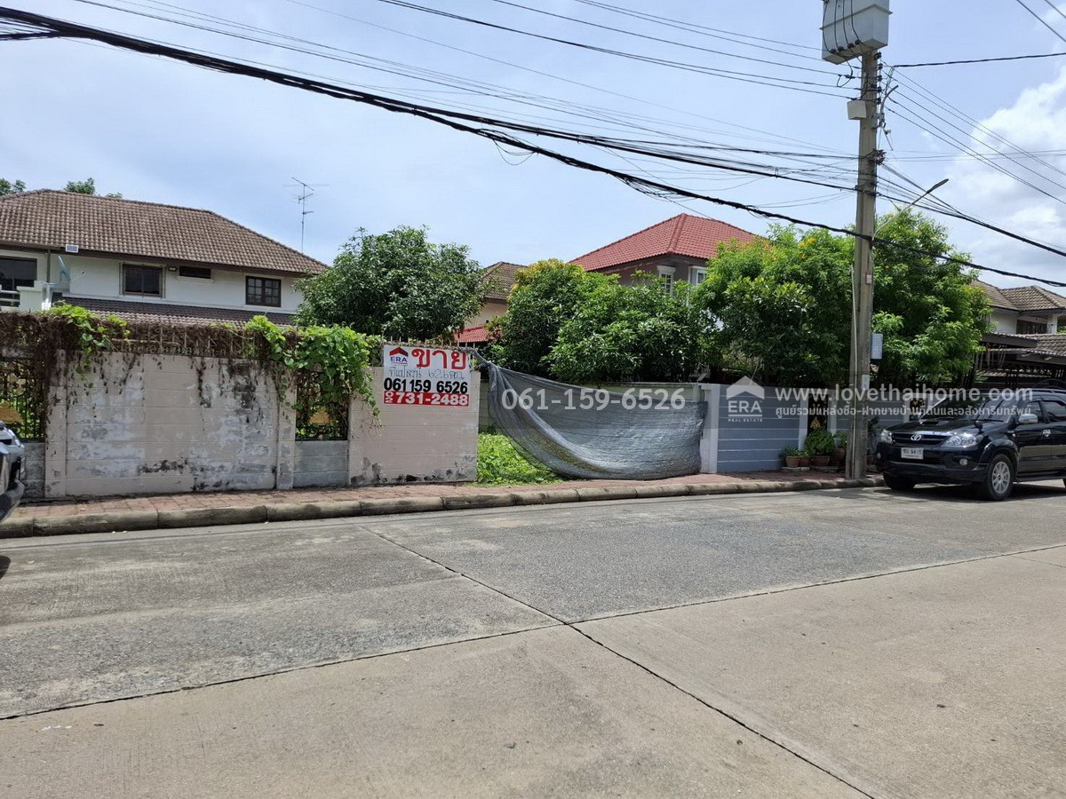 ขายที่ดิน ซ.แจ้งวัฒนะ-ปากเกร็ด 15 หมู่บ้านสายลม นนทบุรี 62.6 ตร.วา ที่ดินรูปสี่เหลี่ยมคางหมู (ถุงทอง) มีขายแปลงเดียวในหมู่บ้าน ถนนหน้าที่ดินกว้างถึง 10 เมตร รถเข้า-ออกสะดวก