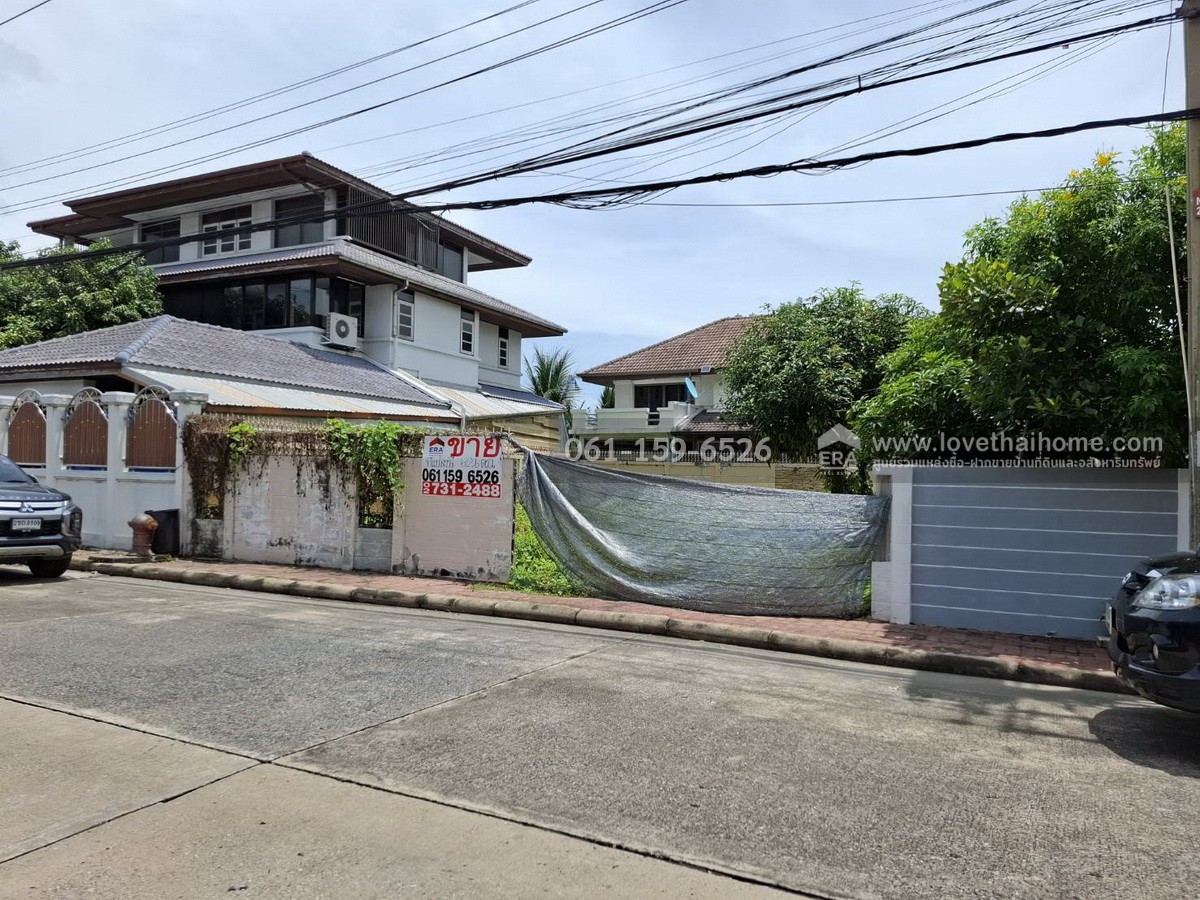 ขายที่ดิน ซ.แจ้งวัฒนะ-ปากเกร็ด 15 หมู่บ้านสายลม นนทบุรี 62.6 ตร.วา ที่ดินรูปสี่เหลี่ยมคางหมู (ถุงทอง) มีขายแปลงเดียวในหมู่บ้าน ถนนหน้าที่ดินกว้างถึง 10 เมตร รถเข้า-ออกสะดวก