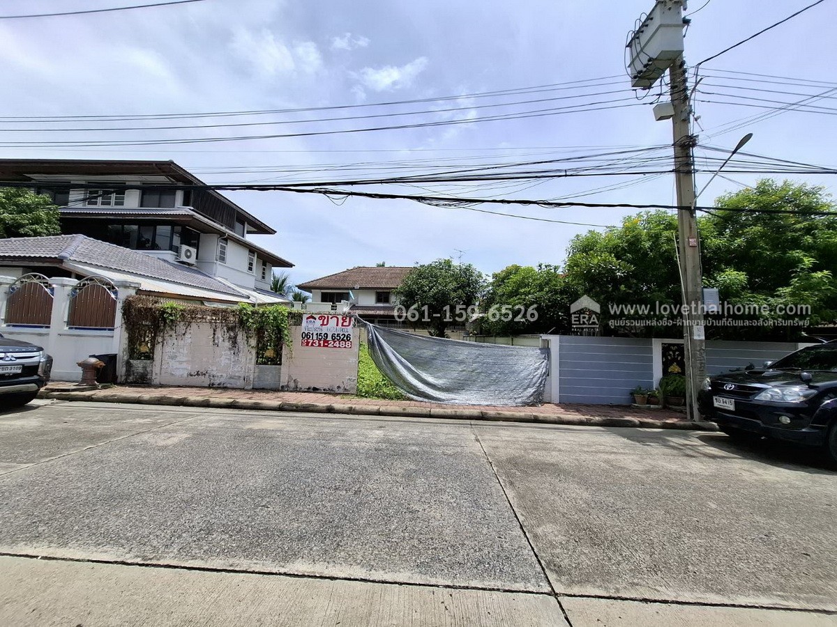 ขายที่ดิน ซ.แจ้งวัฒนะ-ปากเกร็ด 15 หมู่บ้านสายลม นนทบุรี 62.6 ตร.วา ที่ดินรูปสี่เหลี่ยมคางหมู (ถุงทอง) มีขายแปลงเดียวในหมู่บ้าน ถนนหน้าที่ดินกว้างถึง 10 เมตร รถเข้า-ออกสะดวก