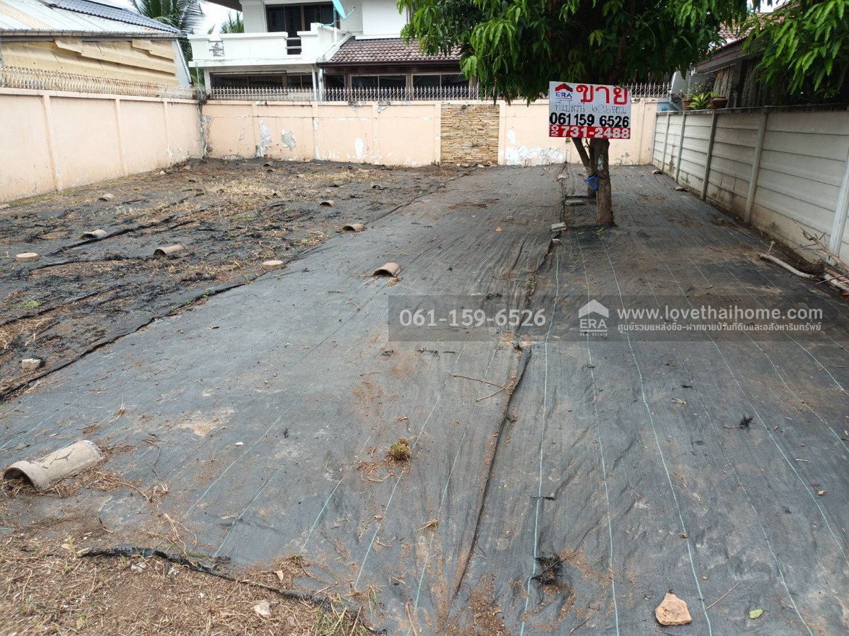 ขายที่ดิน ซ.แจ้งวัฒนะ-ปากเกร็ด 15 หมู่บ้านสายลม นนทบุรี 62.6 ตร.วา ที่ดินรูปสี่เหลี่ยมคางหมู (ถุงทอง) มีขายแปลงเดียวในหมู่บ้าน ถนนหน้าที่ดินกว้างถึง 10 เมตร รถเข้า-ออกสะดวก