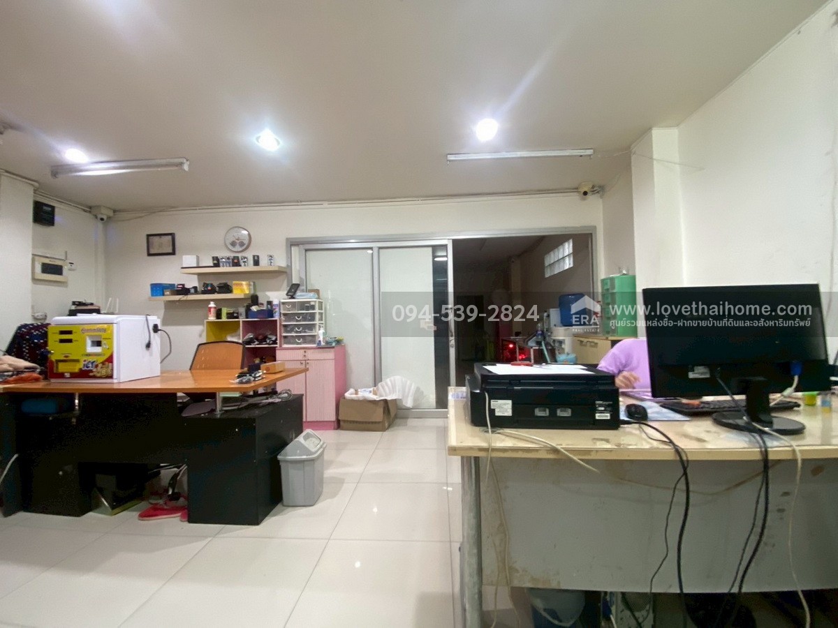 ขายบ้าน 3 ชั้น ในซอยลาดพร้าว 101 แยก 12 พื้นที่ 35 ตรว. ห่างจาก สถานีรถไฟฟ้าลาดพร้าว 101 เพียง 200 เมตร  ทำเลดี เหมาะอยู่อาศัยหรือทำ Home Office