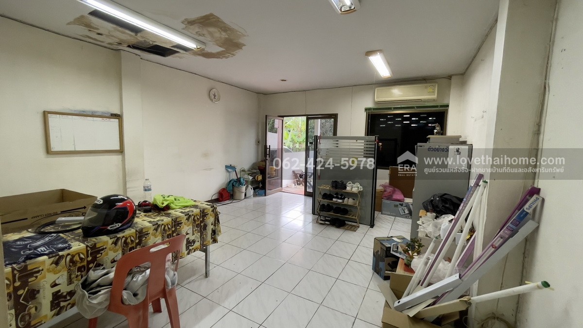 ขายทาวน์เฮ้าส์ 3 ชั้น ซอยลาดพร้าว113 ราคาถูก ย่านบางกะปิ พื้นที่ 22 ตรว. ใกล้รถไฟฟ้าสายสีเหลือง สถานีบางกะปิ เพียง 250 เมตร