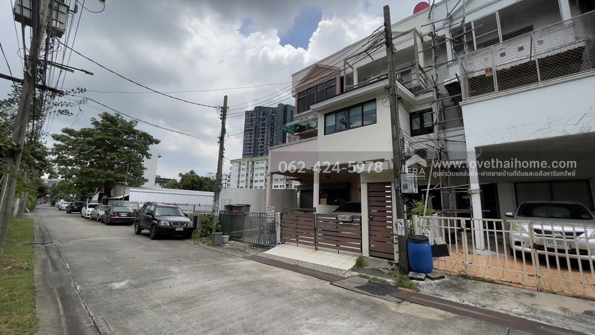 ขายทาวน์เฮ้าส์ 3 ชั้น ซอยลาดพร้าว113 ราคาถูก ย่านบางกะปิ พื้นที่ 22 ตรว. ใกล้รถไฟฟ้าสายสีเหลือง สถานีบางกะปิ เพียง 250 เมตร