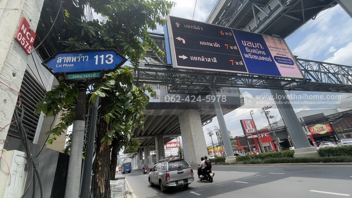 ขายทาวน์เฮ้าส์ 3 ชั้น ซอยลาดพร้าว113 ราคาถูก ย่านบางกะปิ พื้นที่ 22 ตรว. ใกล้รถไฟฟ้าสายสีเหลือง สถานีบางกะปิ เพียง 250 เมตร
