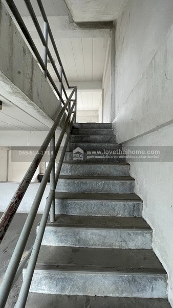 ขายด่วนตึกแถว 3.5 ชั้น หมู่บ้านสถาพร ถนนรังสิต-นครนายก คลอง4 เนื้อที่ 17.6 ตารางวา ราคา 2,200,000 บาท ติดถนนหลักของหมู่บ้าน ใกล้ทางด่วนพิเศษกาญจนาภิเษก (ฝั่งตะวันออก)