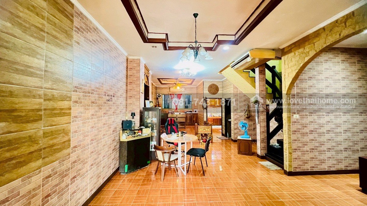 ขายทาวน์เฮ้าส์ 2 ชั้น รังสิต-นครนายก64 หมู่บ้านชมฟ้า-วรางกูล คลองสอง ราคาถูก แต่งสวยคุ้มเกินราคาขาย พื้นที่ 27 ตรว. หลังใหญ่ ติดถนนเมนของหมู่บ้าน ขายถูกที่สุด ต่ำกว่าราคาตลาด