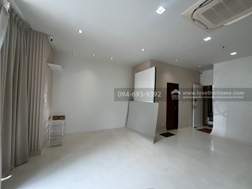 ขายทาวน์โฮม 3 ชั้น PLUME Watcharaphon-Ekkamai ประกอบธุรกิจได้เลย สวย พร้อมใช้งาน 2 คูหาติดกัน คูหาละ 22.5 ตรว. สามารถแยกขายได้ "ถูก" "คุ้ม" เพราะขายขาดทุนจริงๆ