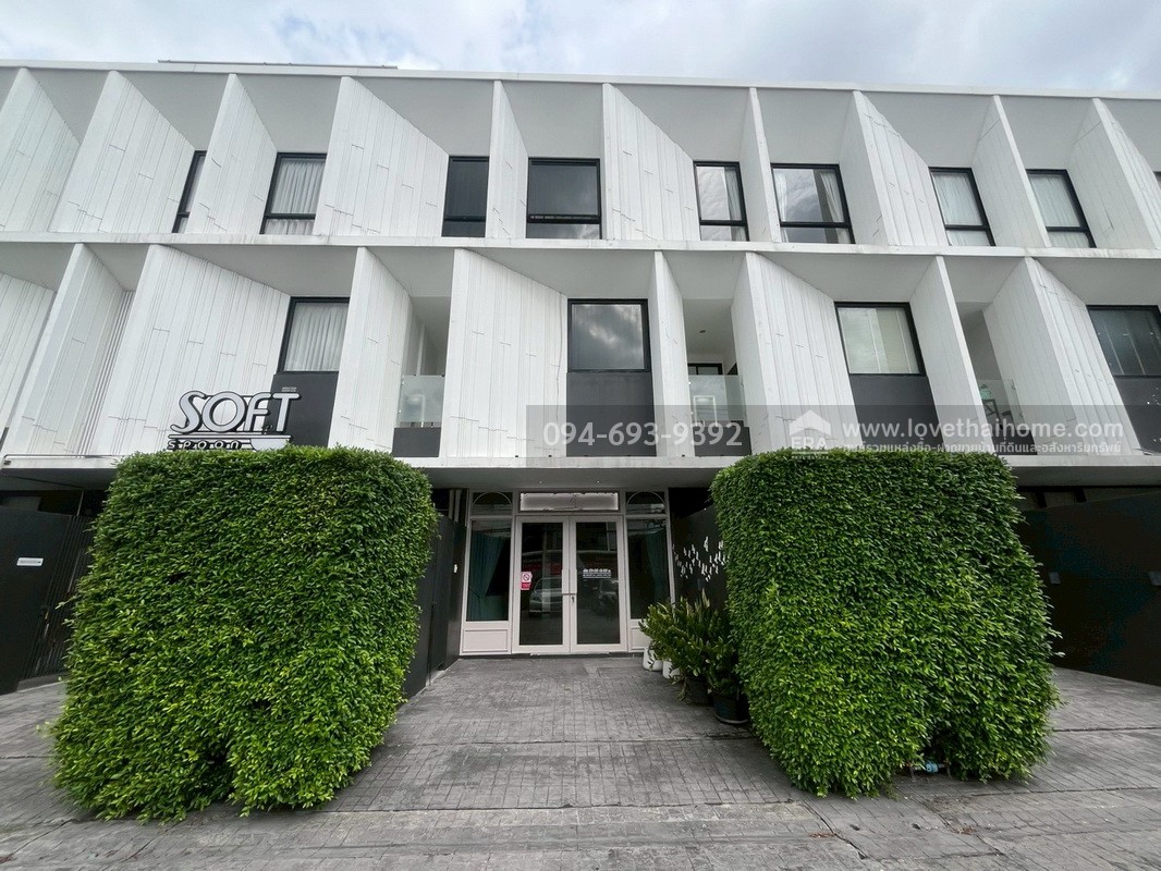 ขายทาวน์โฮม 3 ชั้น PLUME Watcharaphon-Ekkamai ประกอบธุรกิจได้เลย สวย พร้อมใช้งาน 2 คูหาติดกัน คูหาละ 22.5 ตรว. สามารถแยกขายได้ "ถูก" "คุ้ม" เพราะขายขาดทุนจริงๆ