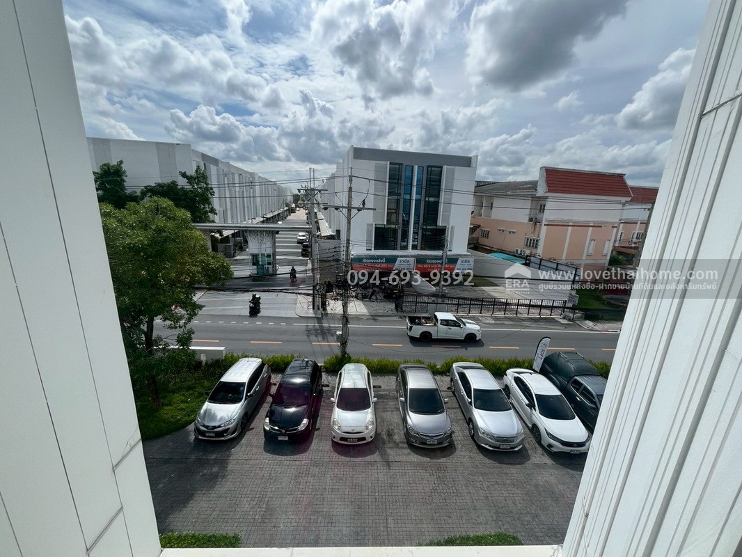 ขายทาวน์โฮม 3 ชั้น PLUME Watcharaphon-Ekkamai ประกอบธุรกิจได้เลย สวย พร้อมใช้งาน 2 คูหาติดกัน คูหาละ 22.5 ตรว. สามารถแยกขายได้ "ถูก" "คุ้ม" เพราะขายขาดทุนจริงๆ