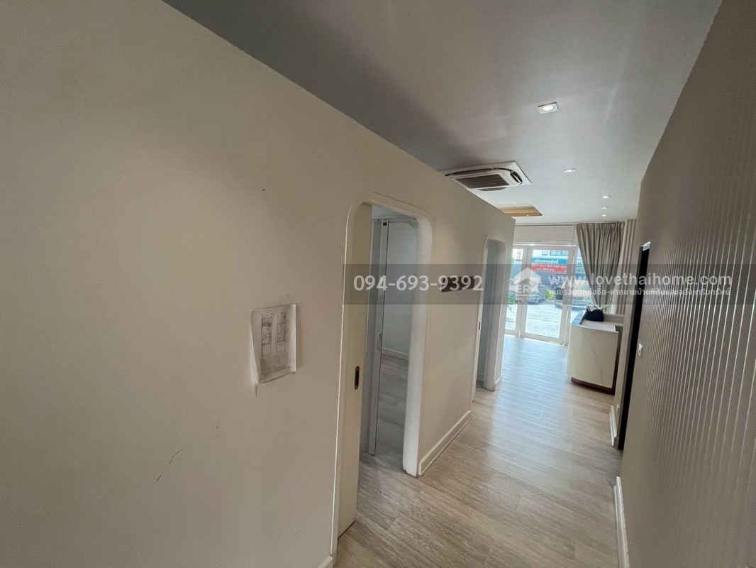 ขายทาวน์โฮม 3 ชั้น PLUME Watcharaphon-Ekkamai ประกอบธุรกิจได้เลย สวย พร้อมใช้งาน 2 คูหาติดกัน คูหาละ 22.5 ตรว. สามารถแยกขายได้ "ถูก" "คุ้ม" เพราะขายขาดทุนจริงๆ