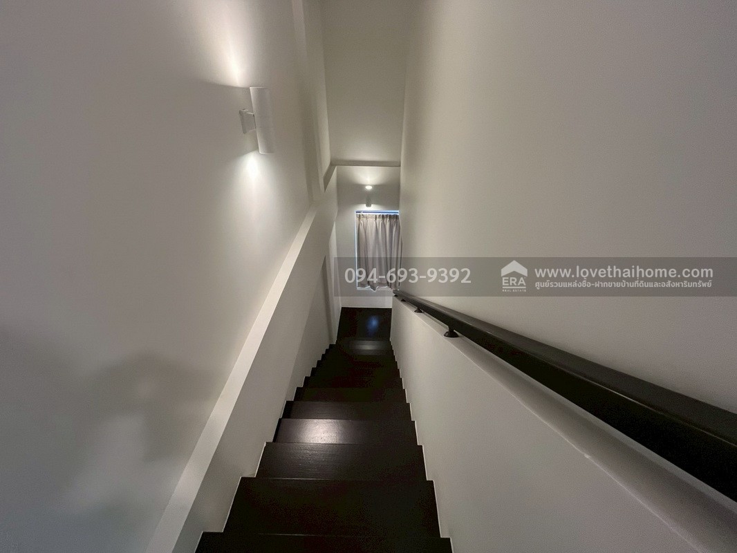 ขายทาวน์โฮม 3 ชั้น PLUME Watcharaphon-Ekkamai ประกอบธุรกิจได้เลย สวย พร้อมใช้งาน 2 คูหาติดกัน คูหาละ 22.5 ตรว. สามารถแยกขายได้ "ถูก" "คุ้ม" เพราะขายขาดทุนจริงๆ