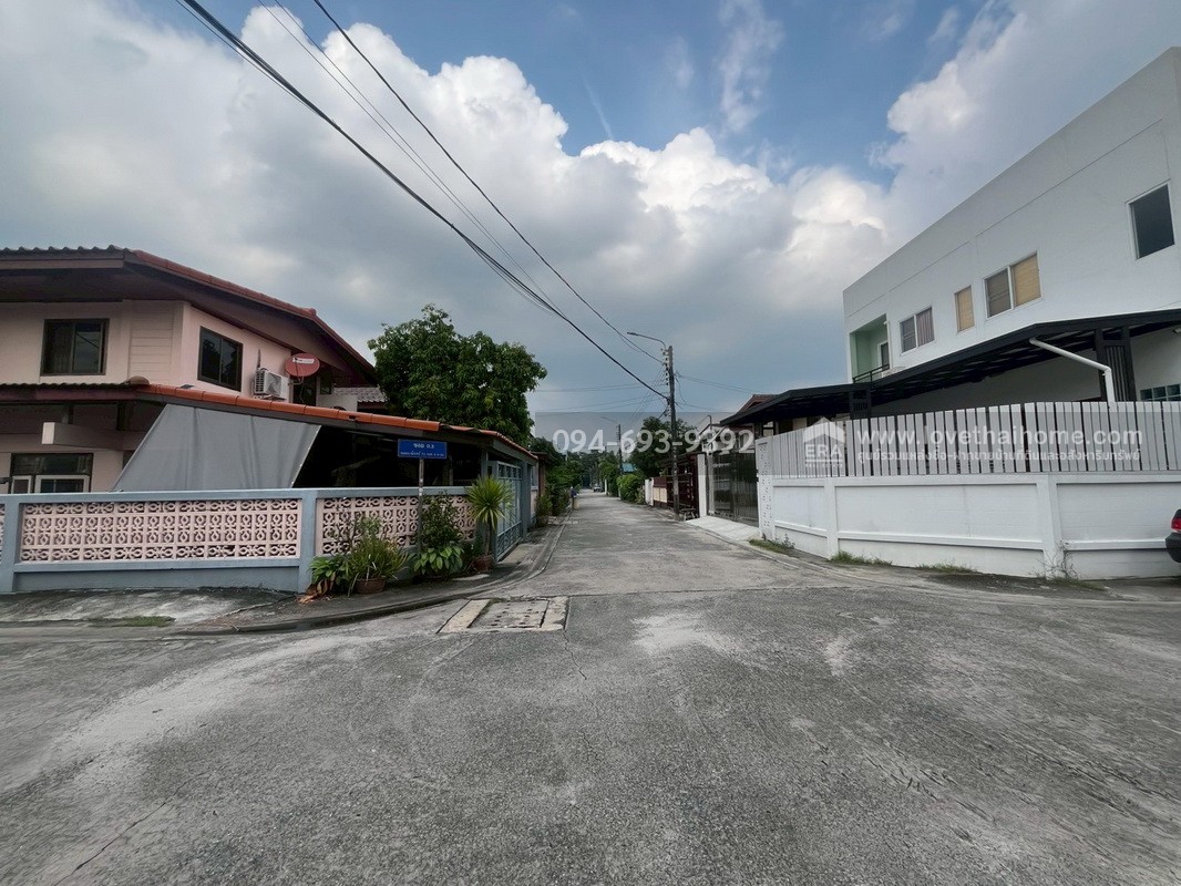 ขายบ้านเดี่ยว 2 ชั้น หมู่บ้านปัฐวิกรณ์ ซอยนวมินทร์74 พื้นที่ 50 ตรว. ทำเลดี เดินทางสะดวกมากๆ อาหารการกินใช้ชีวิตสบาย มีสนามเดินรอบสระน้ำ อากาศดี ร่มรื่นค่ะ