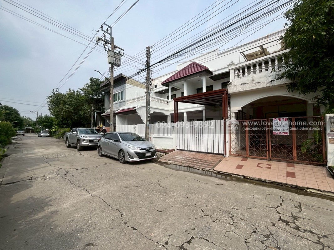 ขายทาวน์เฮ้าส์ 2 ชั้น ถนนเทพารักษ์ หมู่บ้านศศิกานต์ พื้นที่ 21 ตรว. "ถูก" ทำเลติดรถไฟฟ้าสายสีเหลือง สถานีศรีเทพา เดินทางสะดวก หลังนี้พิเศษสุดๆ ด่วนๆ เลยค่ะ