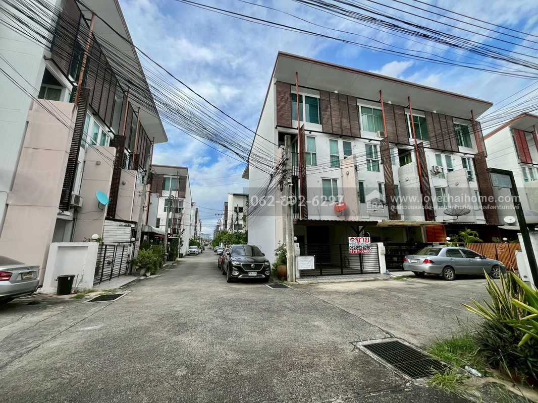 ขายทาวน์โฮม 3.5 ชั้น หมู่บ้านดิแอททิค แจ้งวัฒนะ-ปากเกร็ด24 หลังมุม ขนาด 18.6 ตรว. ทำเลทอง ขายเพียงแค่ 3.65 ล้านบาท หลังเซ็นทรัลแจ้งวัฒนะ ใกล้ MRT ขายถูกกว่าหลังอื่นในย่านนี้ ด่วน!!