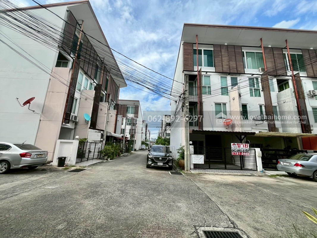 ขายทาวน์โฮม 3.5 ชั้น หมู่บ้านดิแอททิค แจ้งวัฒนะ-ปากเกร็ด24 หลังมุม ขนาด 18.6 ตรว. ทำเลทอง ขายเพียงแค่ 3.65 ล้านบาท หลังเซ็นทรัลแจ้งวัฒนะ ใกล้ MRT ขายถูกกว่าหลังอื่นในย่านนี้ ด่วน!!