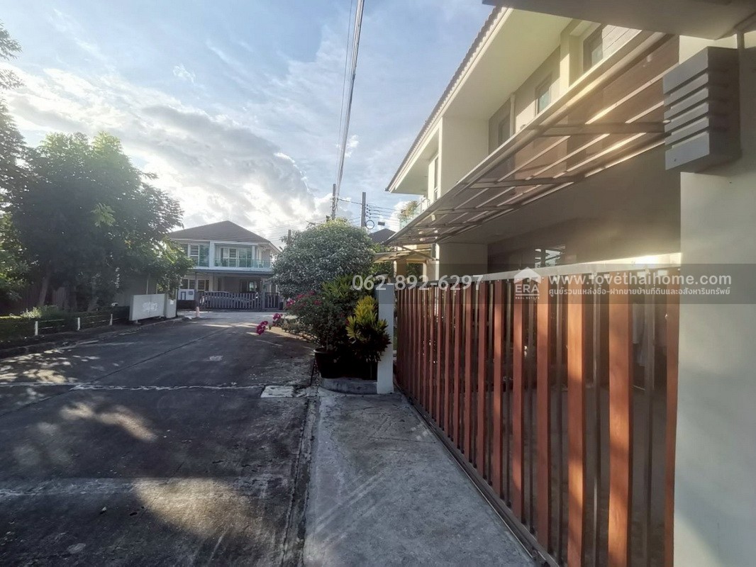 ขายบ้านเดี่ยว 2 ชั้น โครงการชวนชมพาร์ค2 ไทรน้อย นนทบุรี หลังมุมสุดหายาก ขนาด 80.8 ตารางวา ราคาพิเศษสุด บ้านสวย ราคาดีแบบนี้มีหลังเดียวเท่านั้น สนใจติดต่อด่วน!