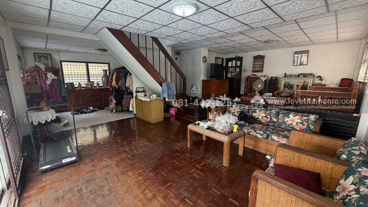 ขายบ้านเดี่ยว2ชั้น หมู่บ้านเมืองทองธานี ซอยแจ้งวัฒนะ-ปากเกร็ด29 พื้นที่ 75 ตรว. ขาย13.5ล้าน ทำเลดีเพราะห่างจากถนนแจ้งวัฒนะเพียงแค่500เมตรเท่านั้น ราคาต่อรองได้ ใกล้รถไฟฟ้าสายสีชมพู