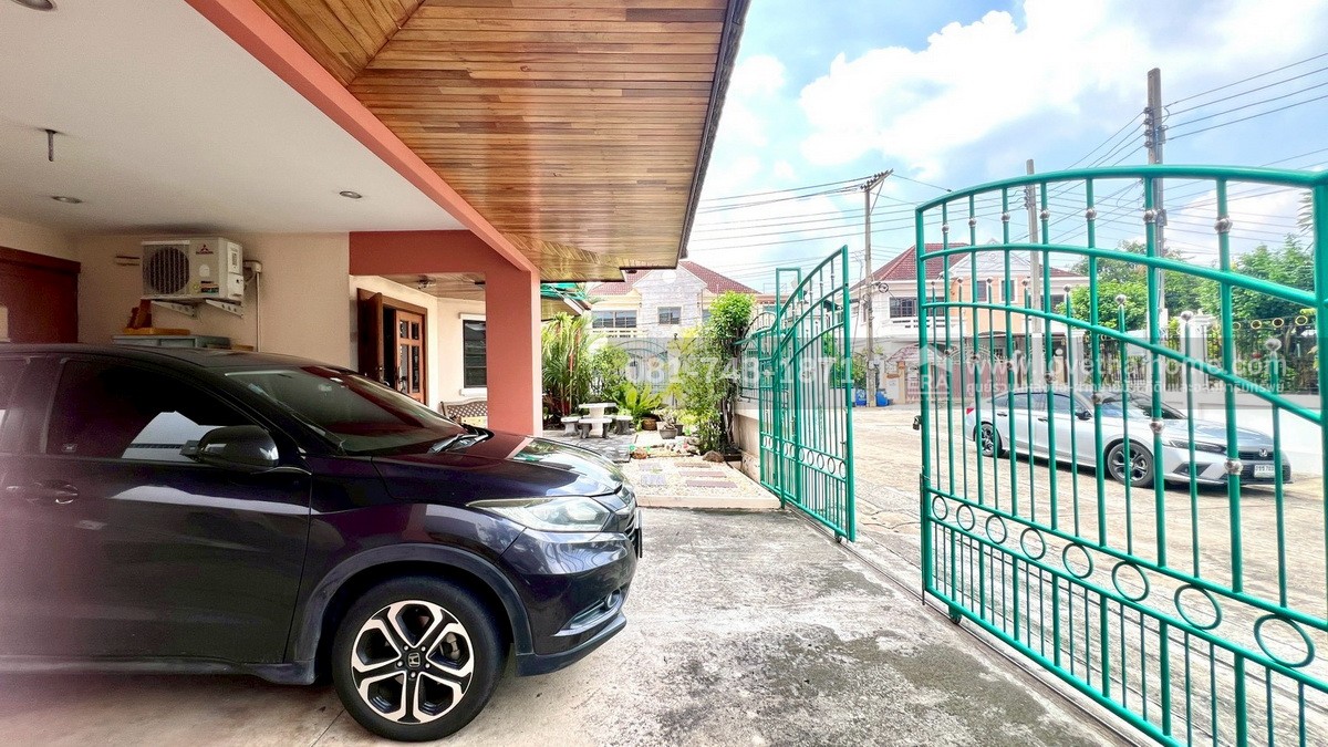 ขายบ้านเดี่ยวย่านบางแวก ซอยจรัญสนิทวงศ์13  หมู่บ้านชิดชล บ้านหลังมุม อยู่ต้นโครงการพื้นที่70ตรว.ขายเพียงแค่5.3ล้านเท่านั้น ราคาถูกขนาดนี้ไม่ค่อยมีมาบ่อยๆนะค่ะ ใครอยากได้บ้านย่านนี้ ต้องรีบตัดสินใจแบบด่วนๆ