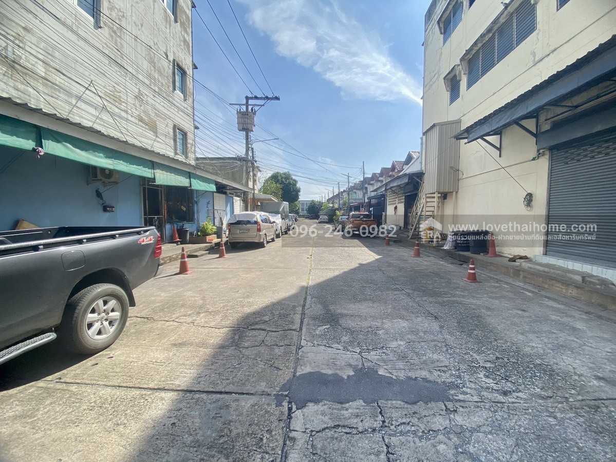 ขายบ้านแฝด โชคชัย 4 ซอย 64 หมู่บ้านราชาวิลล่า 2 ลาดพร้าว บ้านต้นซอย พื้นที่ 43 ตร.วา ทำเลดี ถนนในหมู่บ้านกว้าง เหมาะกับครอบครัวใหญ่