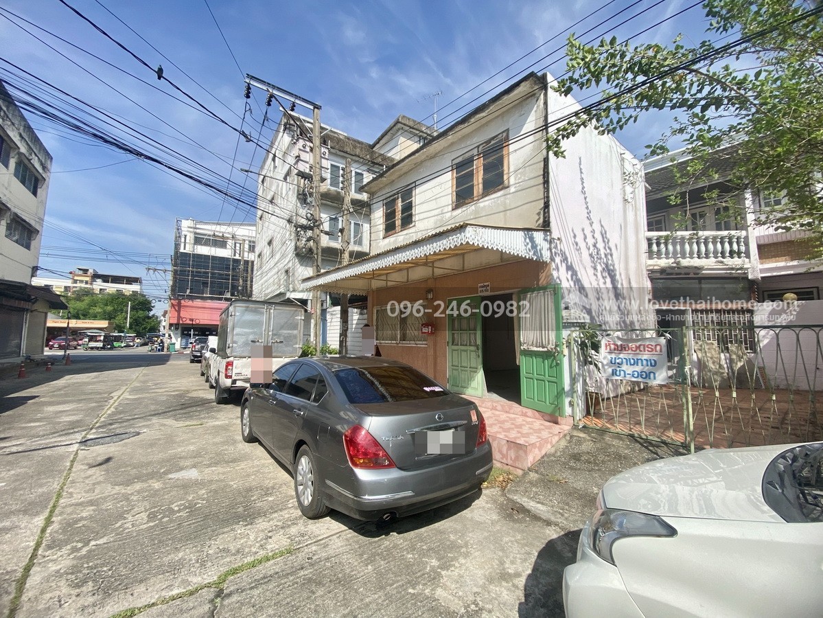 ขายบ้านแฝด โชคชัย 4 ซอย 64 หมู่บ้านราชาวิลล่า 2 ลาดพร้าว บ้านต้นซอย พื้นที่ 43 ตร.วา ทำเลดี ถนนในหมู่บ้านกว้าง เหมาะกับครอบครัวใหญ่