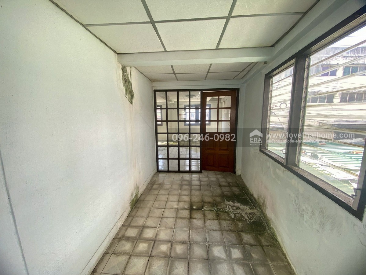 ขายบ้านแฝด โชคชัย 4 ซอย 64 หมู่บ้านราชาวิลล่า 2 ลาดพร้าว บ้านต้นซอย พื้นที่ 43 ตร.วา ทำเลดี ถนนในหมู่บ้านกว้าง เหมาะกับครอบครัวใหญ่