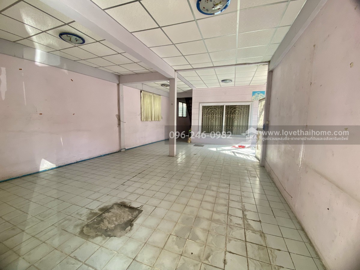 ขายบ้านแฝด โชคชัย 4 ซอย 64 หมู่บ้านราชาวิลล่า 2 ลาดพร้าว บ้านต้นซอย พื้นที่ 43 ตร.วา ทำเลดี ถนนในหมู่บ้านกว้าง เหมาะกับครอบครัวใหญ่